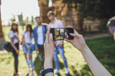 kamera poz güzel genç öğrencilerin grup 