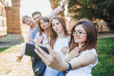 selfie yapan genç öğrenci grubu, seçici odak