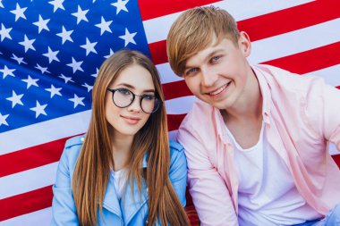 Amerikan bayrağının arka planında genç çift 