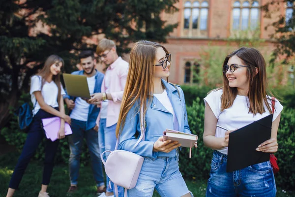 Two Young Women Speaking Friends Background — Stock Photo, Image