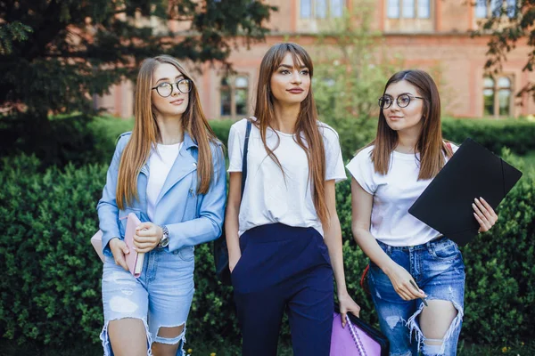 Три Молодые Красивые Женщины Идущие Рядом Кампусом — стоковое фото