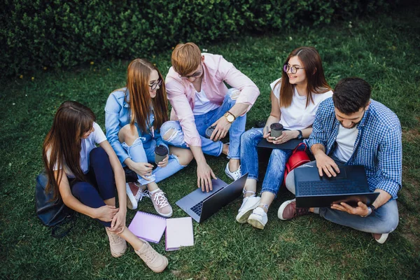 Grupo Estudantes Fazendo Lição Casa Sentado Grama Perto Campus — Fotografia de Stock