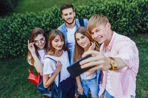 Grupo Estudantes Fazendo Selfie Foco Seletivo — Fotografia de Stock