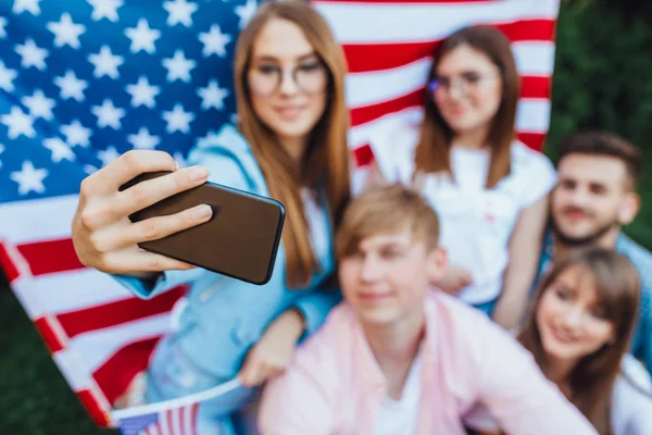 Groep Jonge Studenten Die Selfie Maken Tegen Achtergrond Van Amerikaanse — Stockfoto