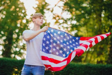 bulanık arka plan üzerinde Amerikan bayrağı ile yakışıklı adam