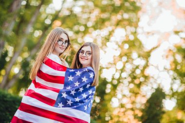 Amerikan bayrağı, seçici odak ile iki genç kadın