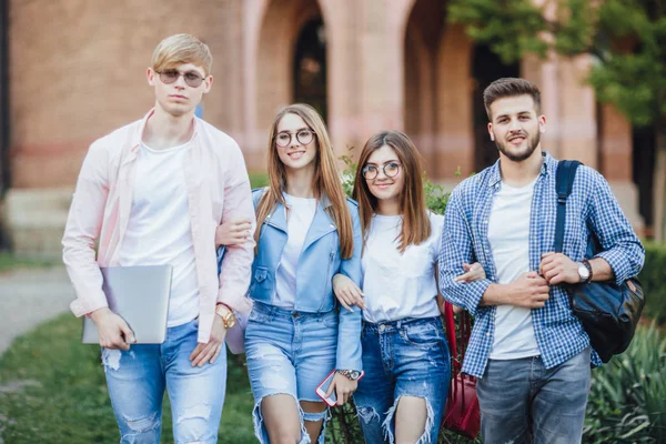 Två Kvinnor Och Två Kvinnor Går Nära Campus Fokusera Förgrunden — Stockfoto