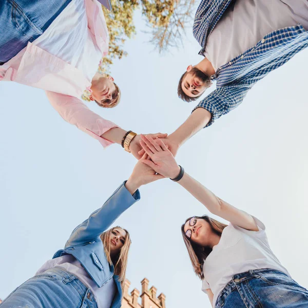 Bajo Ángulo Alegre Equipo Estudiantes Enfoque Selectivo — Foto de Stock