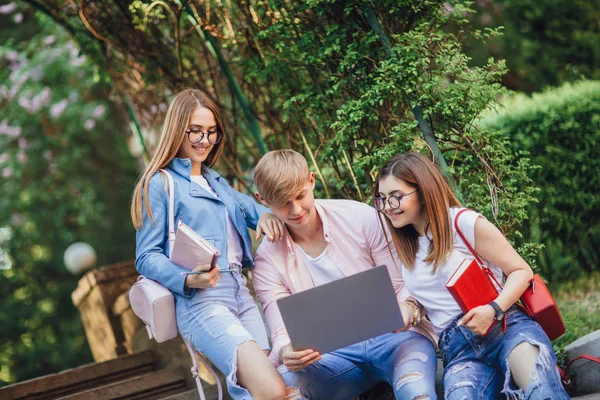 Grupo Jovens Estudantes Sentados Com Laptop Escadas Campus — Fotografia de Stock