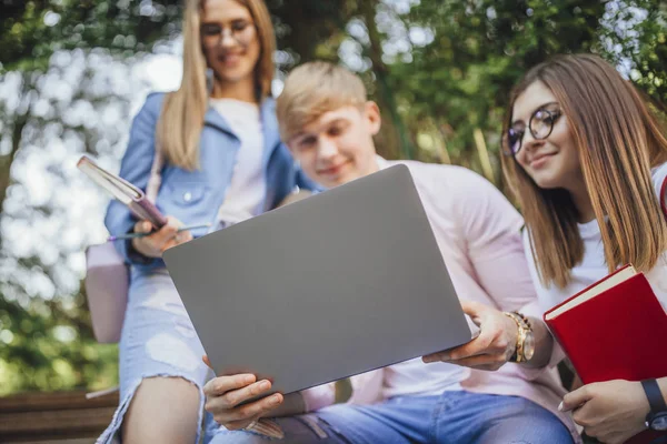 Grupo Jovens Estudantes Sentados Com Laptop Escadas Campus — Fotografia de Stock