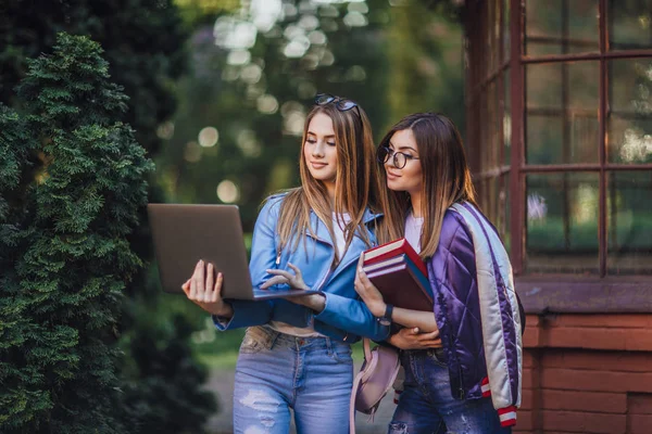 Twee Jonge Vrouwen Met Boeken Laptop Focus Voorgrond — Stockfoto
