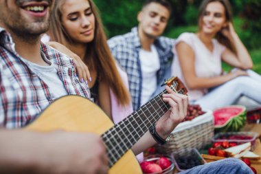 parkta arkadaşlar kırpılmış görünümü, gitar çalan adam, seçici odak