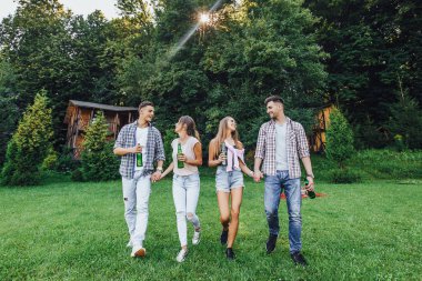 Parkta yürüyen mutlu çiftler, ön plana çıkıyor