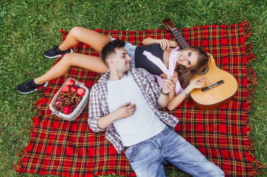 Battaniyeli halıda birbirine bakan genç ve güzel bir çift. 