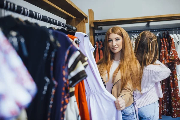 Dvě Mladé Ženy Nakupovat Obchodě Moderní Módní Výběr Oblečení — Stock fotografie