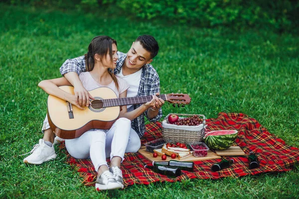 Romantikus Pár Takaró Szőnyeg Parkban Gitározni — Stock Fotó