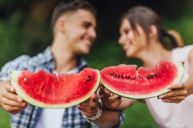 Karpuz, parkta dinleniyor genç çift odaklanın