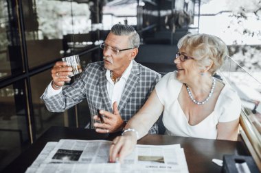 üst düzey iki yaz terasında şarap içme ve gazete okuma
