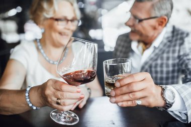 yaz terası, kırmızı şarap odak çifte 