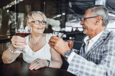 Yaz terasında şarap içme mutlu güzel insanlar 