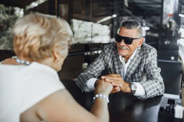 yaşlılar çift güzel restoranda zaman harcama