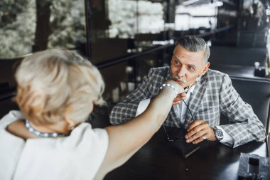 yaz terasında oturup ve birbirine bakarak iki yaşlılar