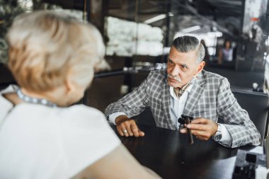 Karısıyla yaz terasında oturup şık komuta sizde