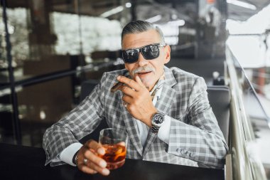 Balkonda siting, Sigara içiyorum ciddi komuta sizde