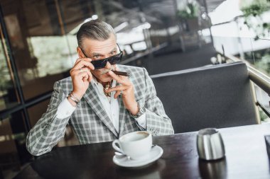 Café'de mola sırasında siting şık komuta sizde 