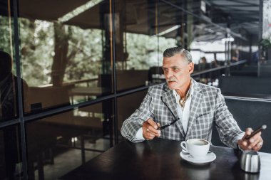 Şık komuta sizde içme latte ve yasaktır, seçici odak