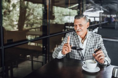 Komuta sizde Sigara İçilmeyen ve gülümseyen, seçici odak
