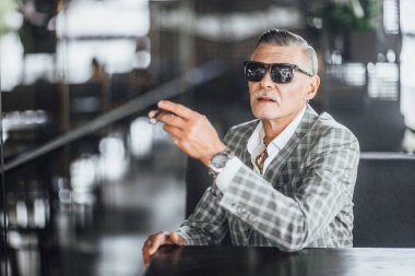 dört gözle, modern takım ve Sigara İçilmeyen komuta sizde