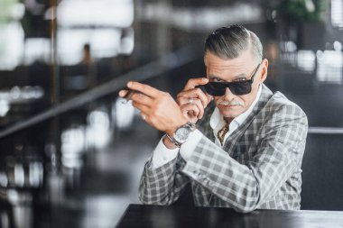 Kameraya bakarak ve modern takım elbise komuta sizde