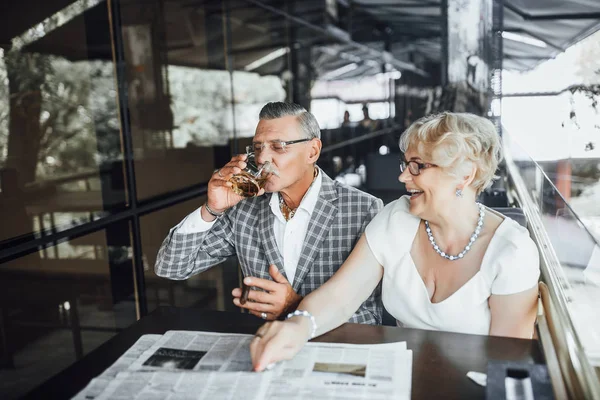 Vacker Äldre Par Dricka Vin Terrassen Och Läsa Tidningen — Stockfoto