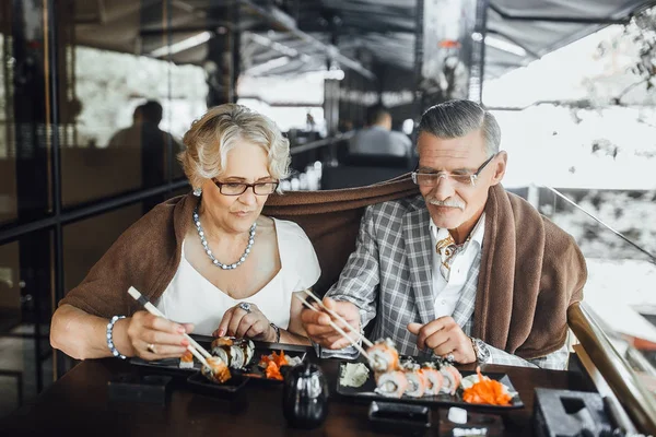 Güzel çift yaz teras kafede suşi yiyerek