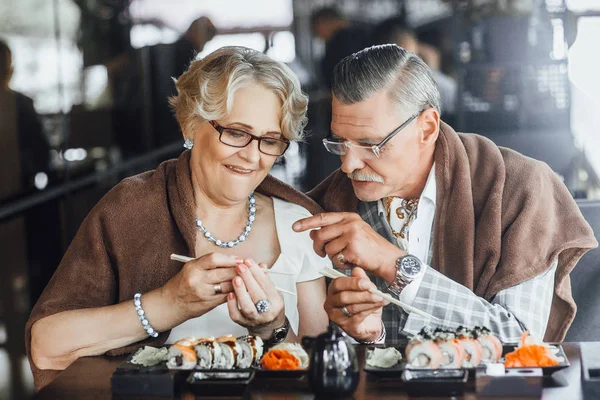 Güzel çift yaz teras kafede suşi yiyerek