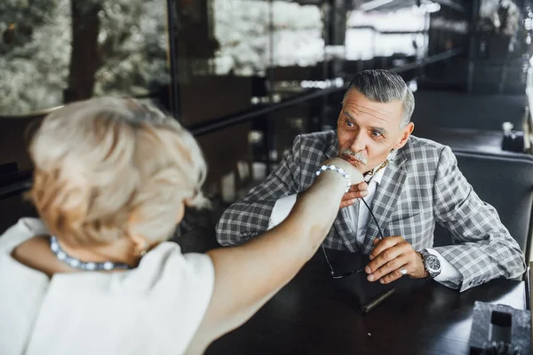 yaz terasında oturup ve birbirine bakarak iki yaşlılar