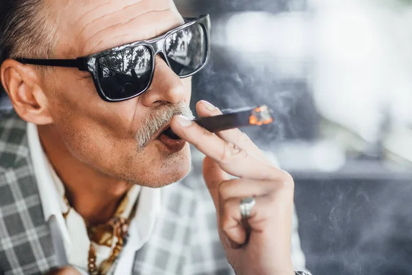 Teras, Sigara güneş gözlüğü ile şık kıdemli