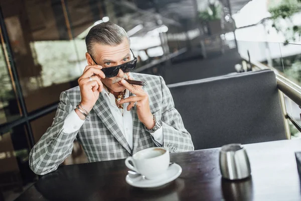 スタイリッシュな年配の男性のカフェで休憩時間中に立地 — ストック写真