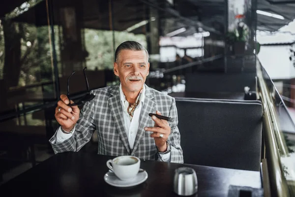 Senior Hombre Esperando Esposa Verano Terraza Moderno Restaurante — Foto de Stock