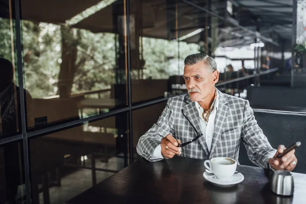 Şık komuta sizde içme latte ve yasaktır, seçici odak