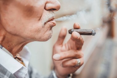 Sakal Sigara İçilmeyen adamla görünümünü kırpılmış 