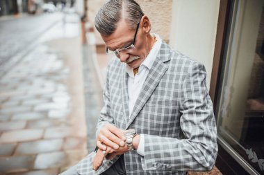 Komuta sizde bekleyen arkadaş, Teras saatine tarafından izlerken