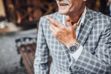 pahalı bir saat Street adamla kırpılmış görünümünü