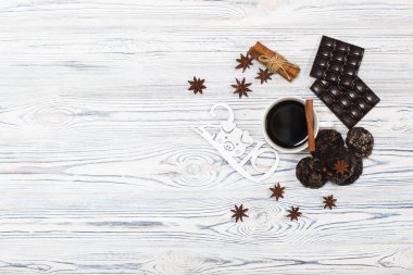kopya alanı ile noel arka planda beyaz fincan kahve