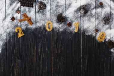 rakamlar şeklinde altın mumlar 2019 ahşap arka plan üzerinde pudra şekeri ile