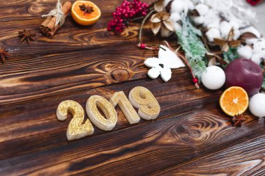 ahşap arka plan üzerinde sayılar 2019 şeklinde altın mumlar