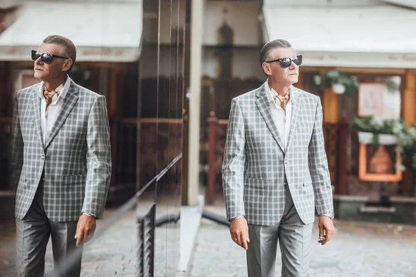 Elegante Hombre Mayor Con Traje Gris Caminando Por Calle —  Fotos de Stock