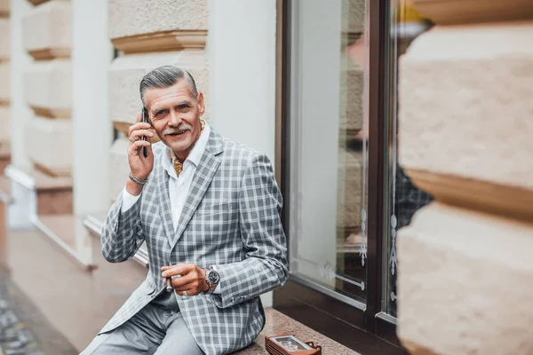 Elegante Senior Hablando Por Teléfono Inteligente Fumar Cigarrillo — Foto de Stock