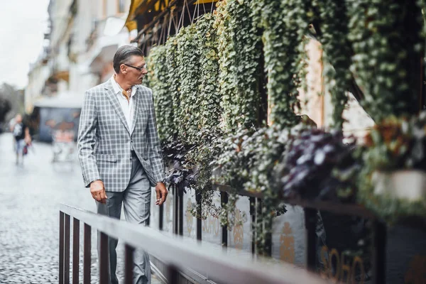 Elegante Hombre Mayor Vistiendo Casual Cierra Caminando Por Calle — Foto de Stock